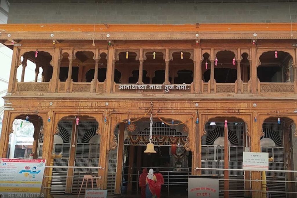 संत एकनाथ महाराज समाधी मंदिर पैठण, गोदावरी नदीकाठी वसलेले