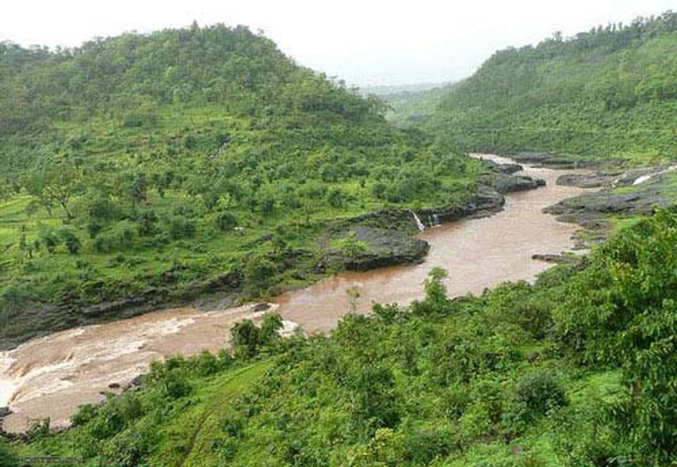 Scenic view of Vaitarna River Maharashtra during monsoon