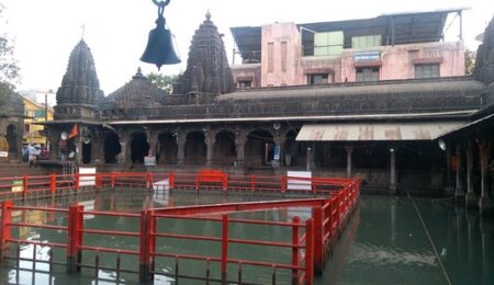 Devotees bathing at Kushavarta Kund Trimbakeshwar