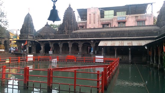 Devotees bathing at Kushavarta Kund Trimbakeshwar