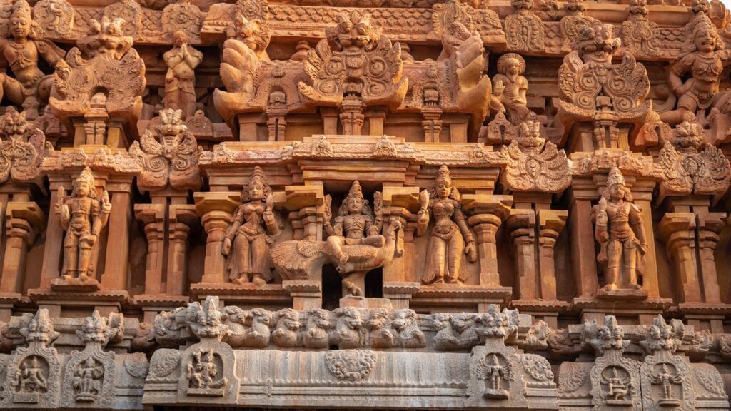 Brihadeeswarar Temple vimana showcasing Dravida architecture