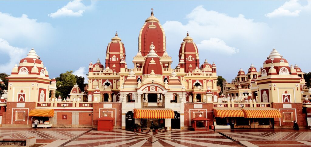 Birla Mandir New Delhi – A Spiritual & Architectural Gem 1 Entrance of Birla Mandir New Delhi with decorative pillars and visitors