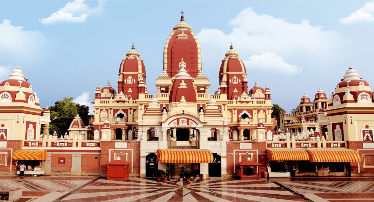 Birla Mandir New Delhi – A Spiritual & Architectural Gem 1 Entrance of Birla Mandir New Delhi with decorative pillars and visitors
