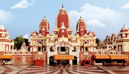 Entrance of Birla Mandir New Delhi with decorative pillars and visitors