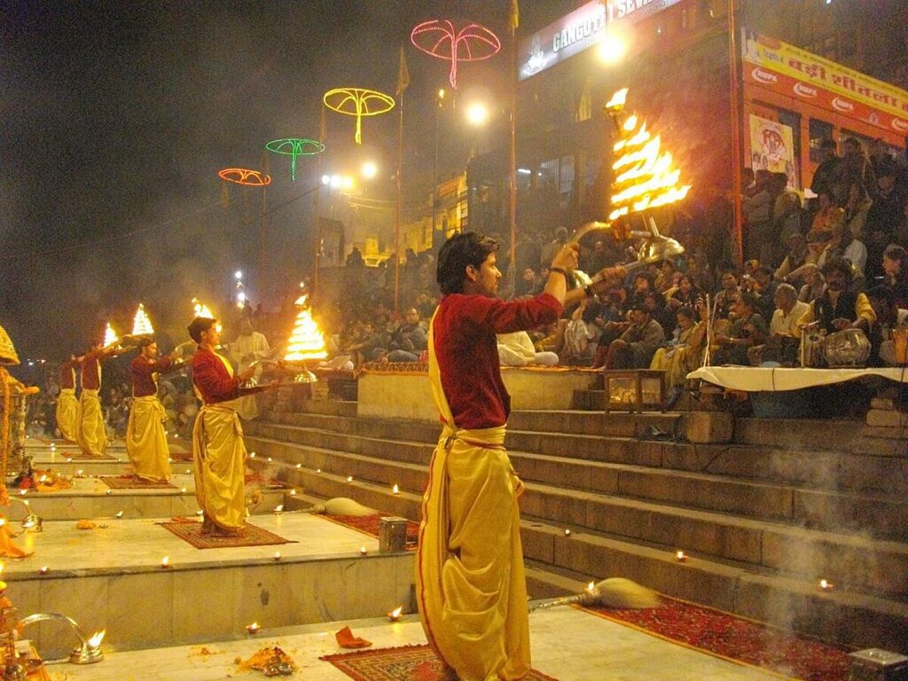 what is aarti | Traditional Aarti ceremony in India