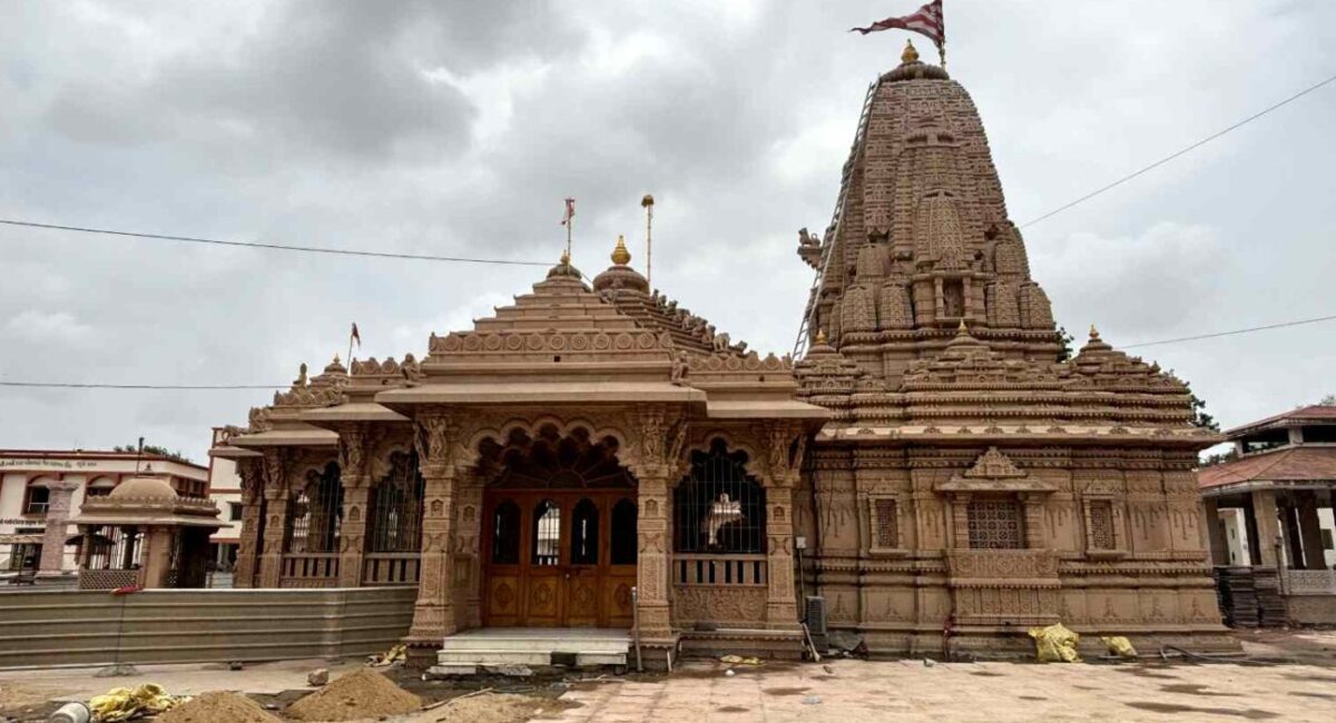 Close-up Ashapura Maa na phota of the six-foot, red-painted stone idol inside the main Ashapura Mata Temple at Mata no Madh, Kutch, Gujarat, showing the seven pairs of eyes