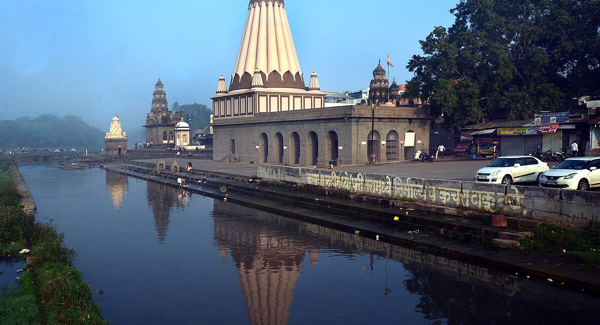 The Monograph of Dholya Ganpati Mandir, Wai: An Architectural, Historical, and Theological Analysis 1 Rear view of Dholya Ganpati Mandir Wai showing the triangular boat-shaped wall designed to split river floodwaters
