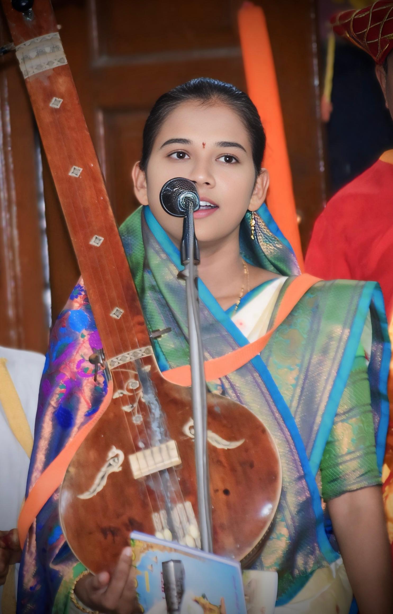 ह.भ.प.सौ.सपनाताई साखरे-वीर